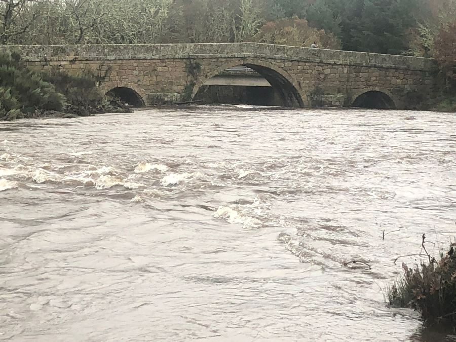 Notorio aumento del caudal del Águeda producto de las lluvias, generando incluso problemas de circulación