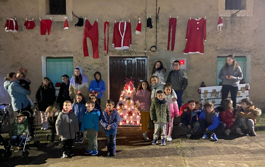 Una treintena de niños disfrutan de una fiesta navideña en Robleda