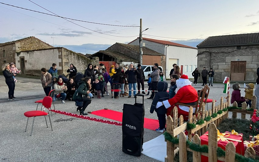 La placita de Yecla de Yeltes rebosa ilusión con la llegada de Papá Noel