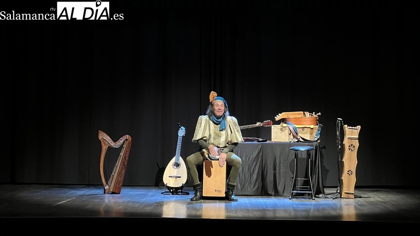 Los más pequeños disfrutan en Vitigudino del ‘Cuento de Navidad’ de Crispín d’Olot