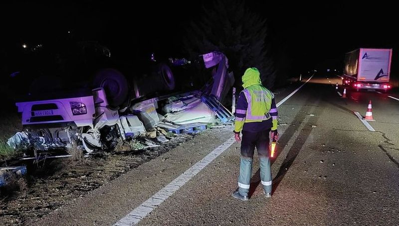 Un muerto y un herido por el choque de un camión y una furgoneta en Zamora