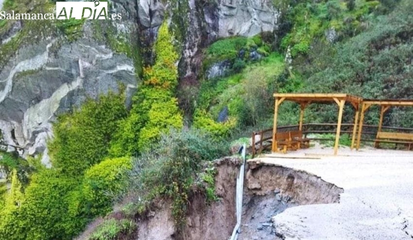 Pequeño derrumbe sin consecuencias en la zona de aparcamiento del Mirador del Fraile en Aldeadávila