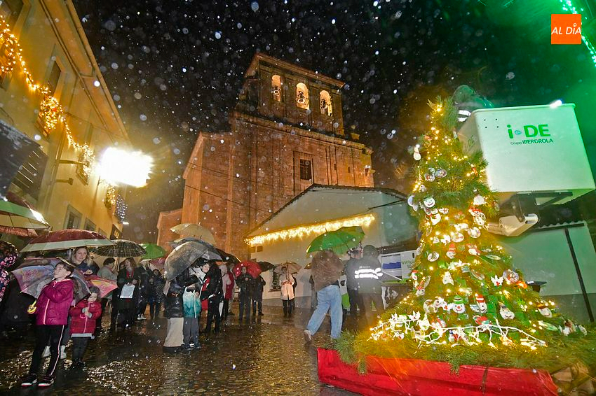 iluminacion pino navidad fuenteguinaldo