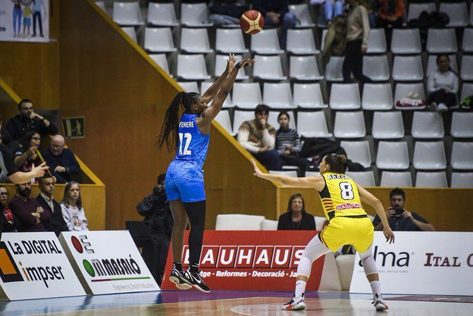 Partido horrible del Perfumerías Avenida que cae contra el Spar Girona con un contundente 74-48