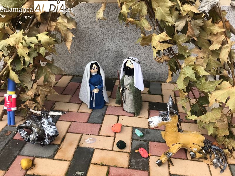 El original belén realizado con piezas recicladas en esta localidad salmantina