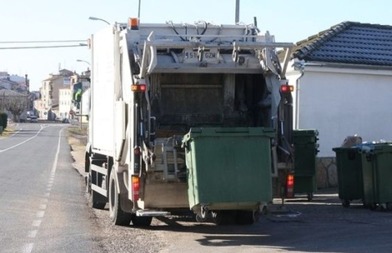 Rescatan a un joven tras caer dentro de un camión de la basura