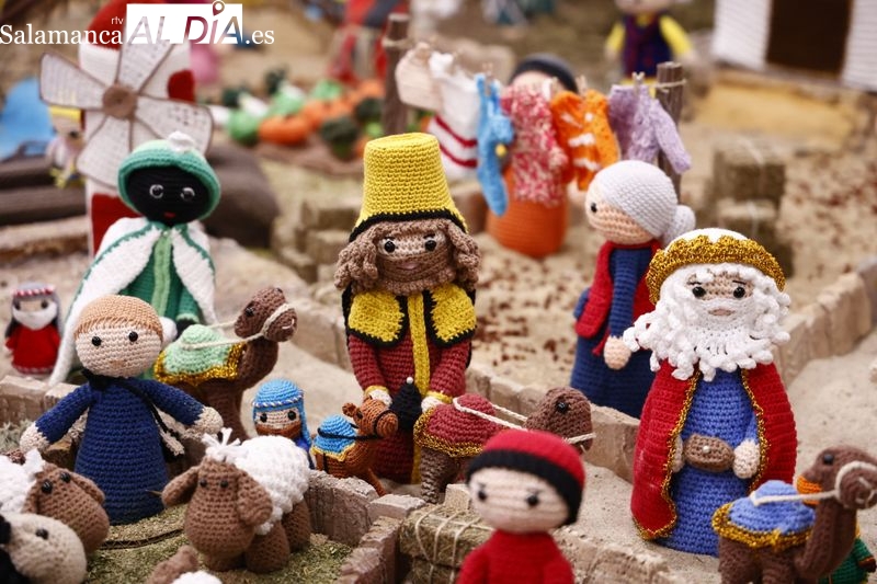 Espectacular Belén salmantino realizado con piezas de lana tejidas con ganchillo