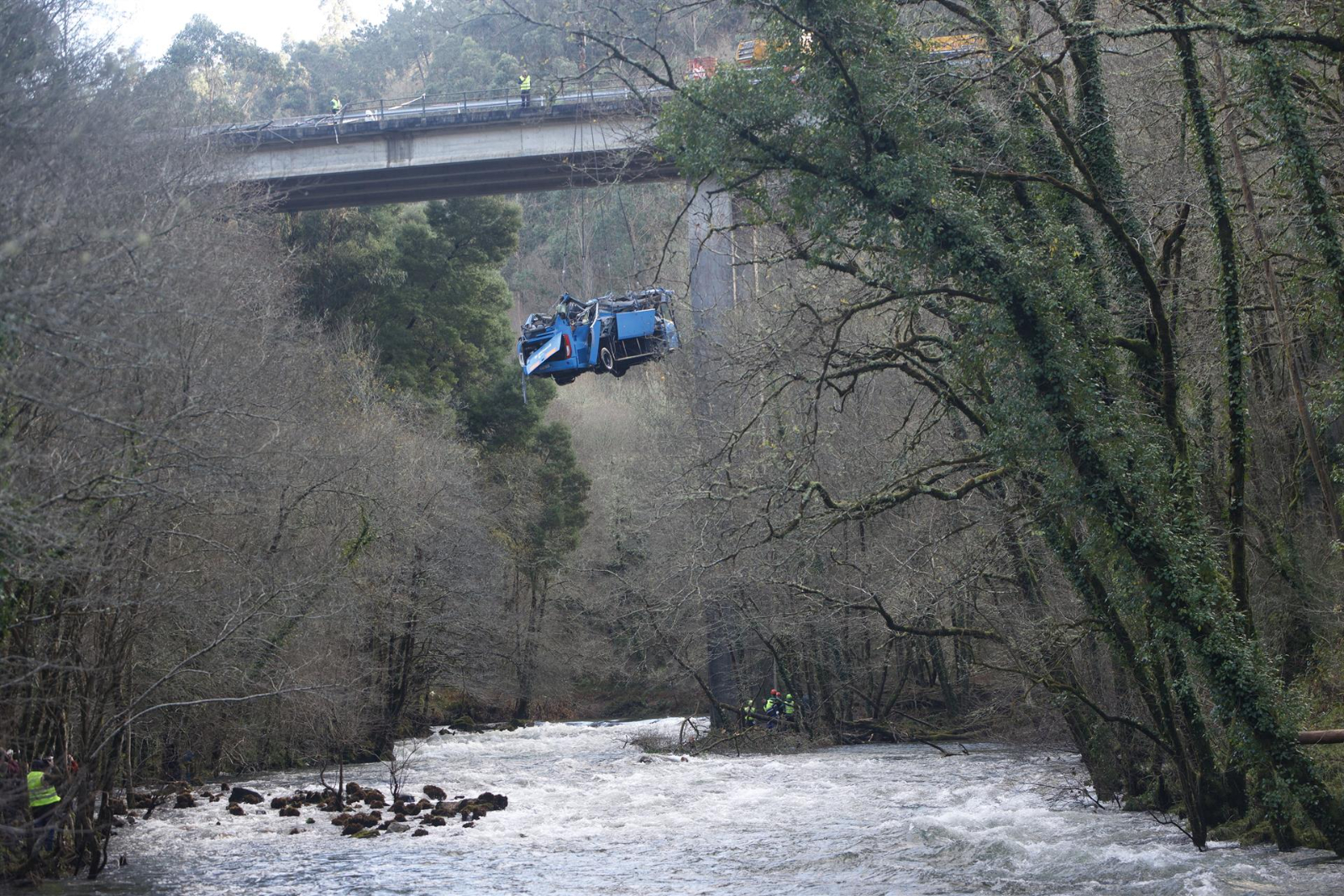 Logran sacar el autobús accidentado del cauce del río Lérez, en Pontevedra