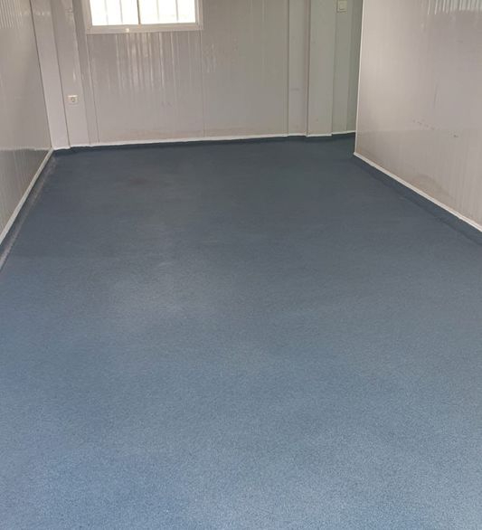 El Ayuntamiento renueva el pavimento de un vestuario del campo de fútbol