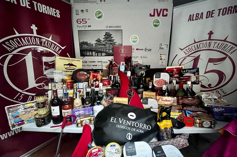 La Asociación Taurina 15 de octubre ya luce su gran cesta de Navidad