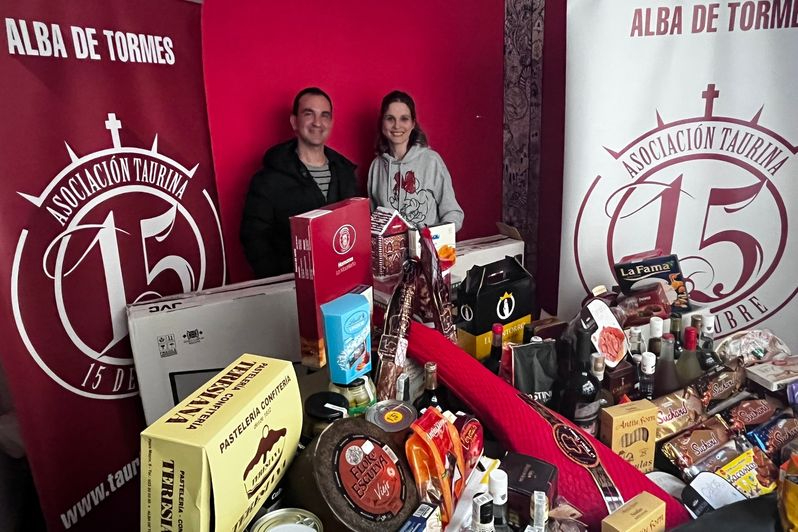 La Asociación Taurina 15 de octubre entrega su gran cesta de Navidad