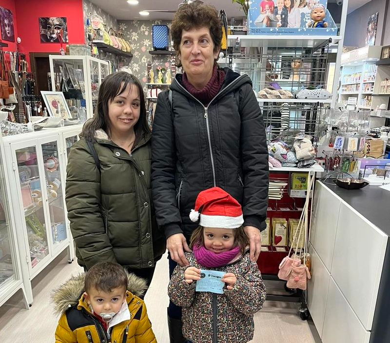 Carmen y Elena, ganadoras de la gran cesta navideña de D Encanto