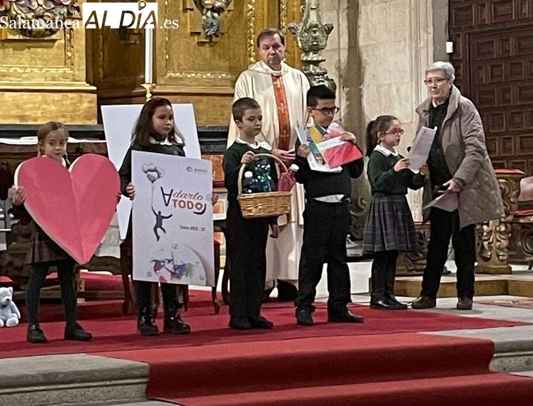 Escolares salmantinos adelantan la fiesta de la Inmaculada en la Clerecía