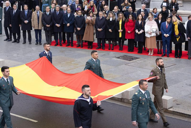  Arrancan los actos por el Día de la Constitución con el izado de la bandera nacional ante el Congreso