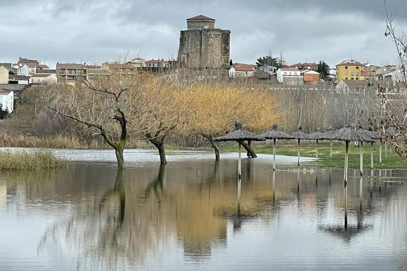 El río Tormes se desborda a su paso por las playas de Alba de Tormes