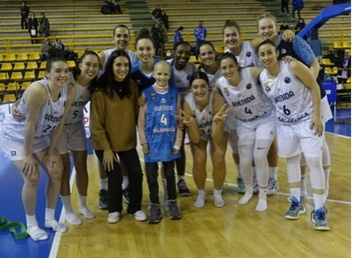 M4RÍA, la Princesa Guerrera Futbolera, se lleva todo el cariño de las jugadoras del Perfumerías Avenida e Íñiguez