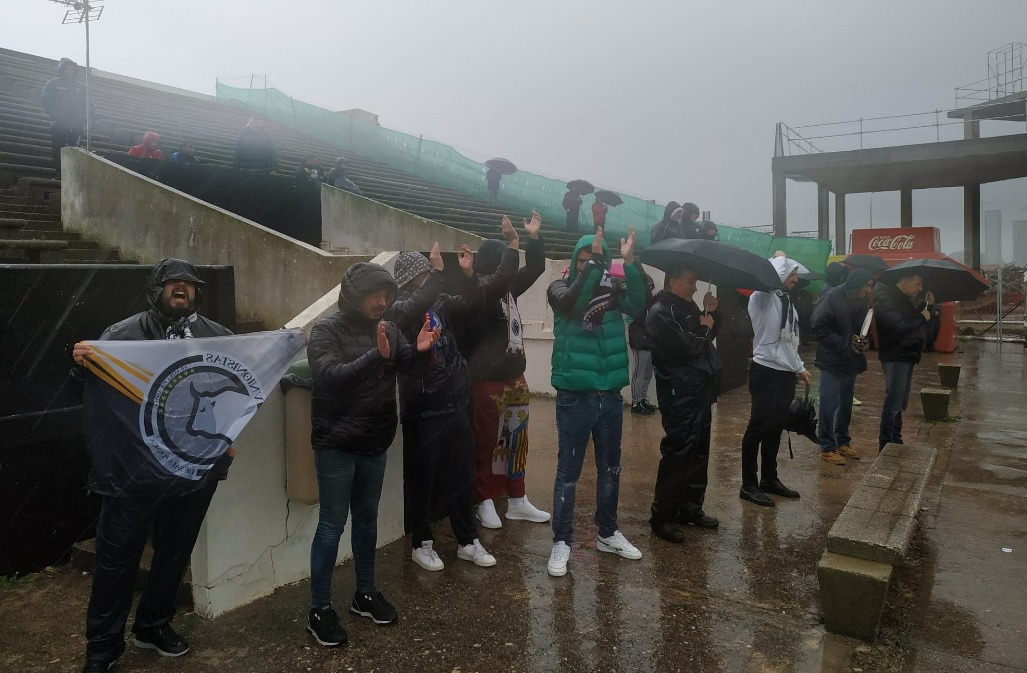La otra cara del Linense - Unionistas: los valientes aficionados charros y un túnel de vestuarios inundado