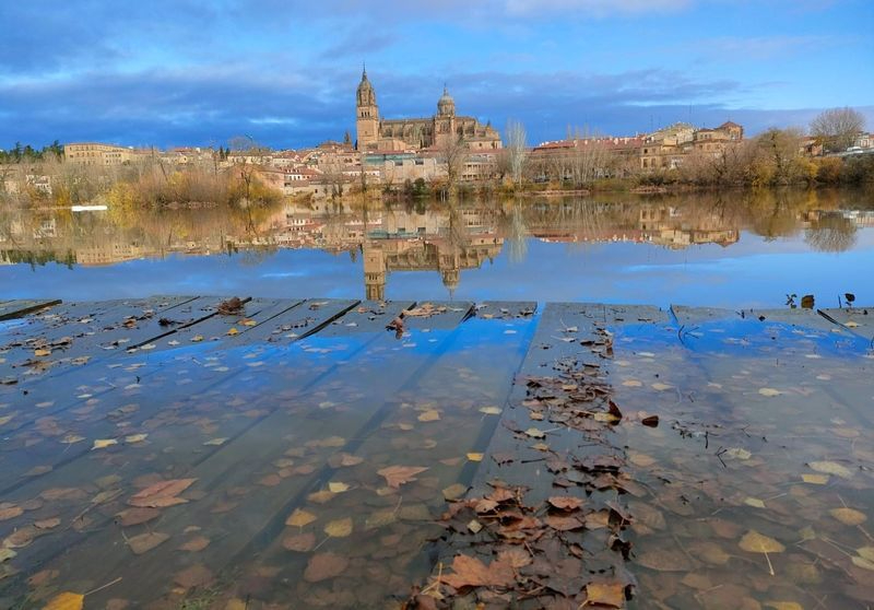 El aumento del caudal del río Tormes anega el embarcadero de Salamanca
