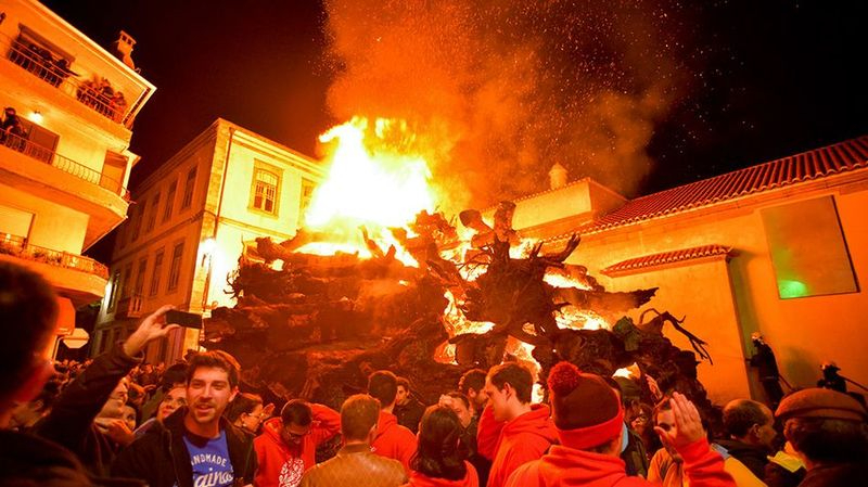La fuerza de la tradición prende la llama del mayor Madeiro de Portugal