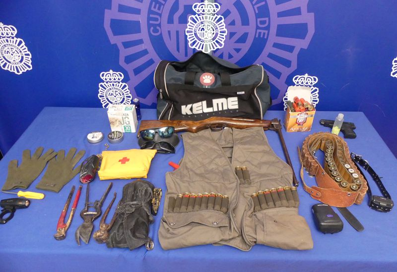 Pasea por Salamanca con un arma de fuego, una pistola de bolas y varias cajas de balines y cartuchos