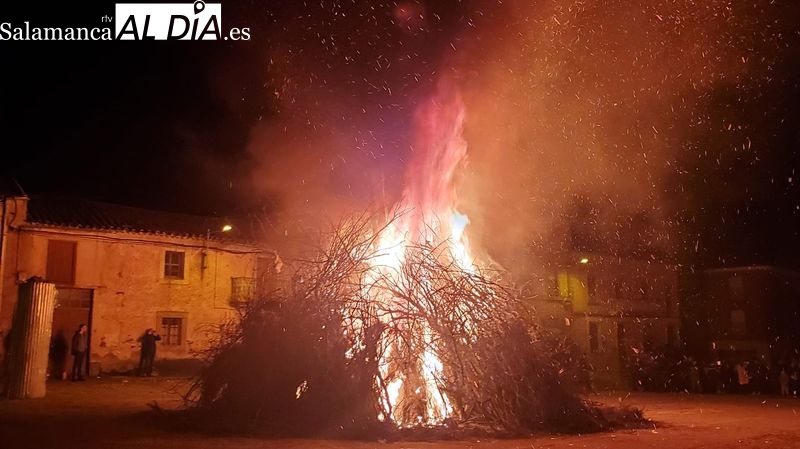 Nochebuena... y Los Quintos prendieron la hoguera en Hinojosa de Duero