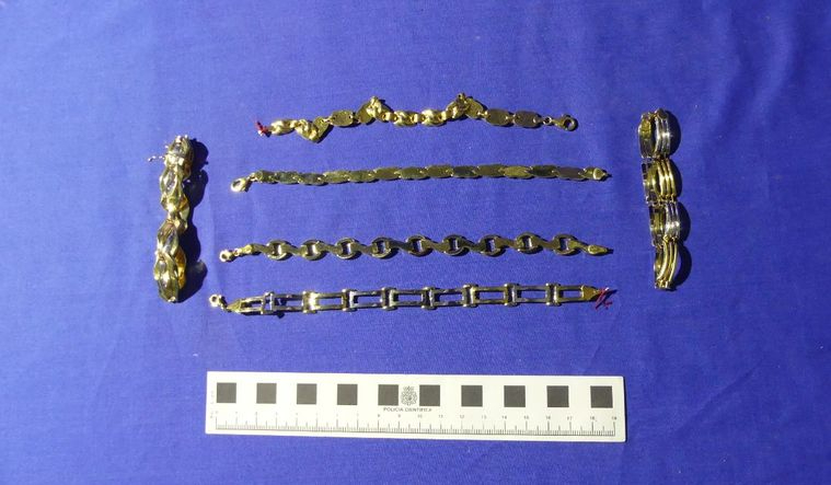 Detenido un joven por robar siete pulseras de oro en una joyería de la Plaza de España