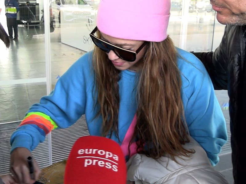 Shakira desmiente una relación sentimental con su instructor de surf