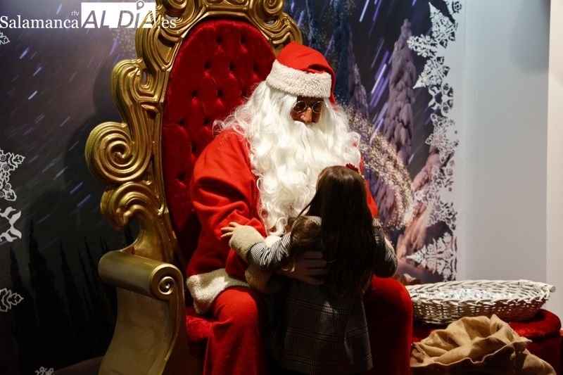 Multitudinario recibimiento a Papá Noel en El Corte Inglés  
