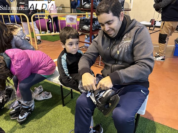 Los vecinos de Castellanos de Moriscos disfrutan de la pista de hielo