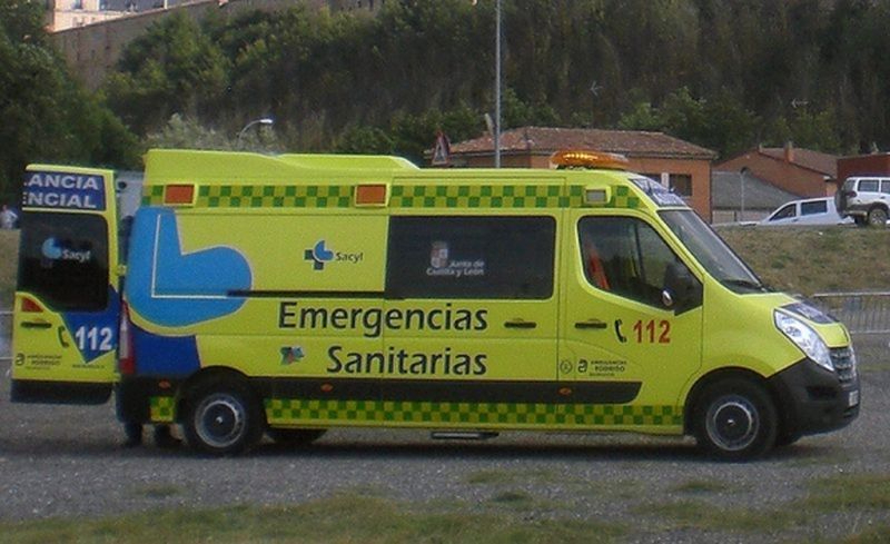 Una mujer herida grave y un menor, trasladados al Hospital de Salamanca tras volcar el turismo en el que viajaban en Galindo y Perahuy