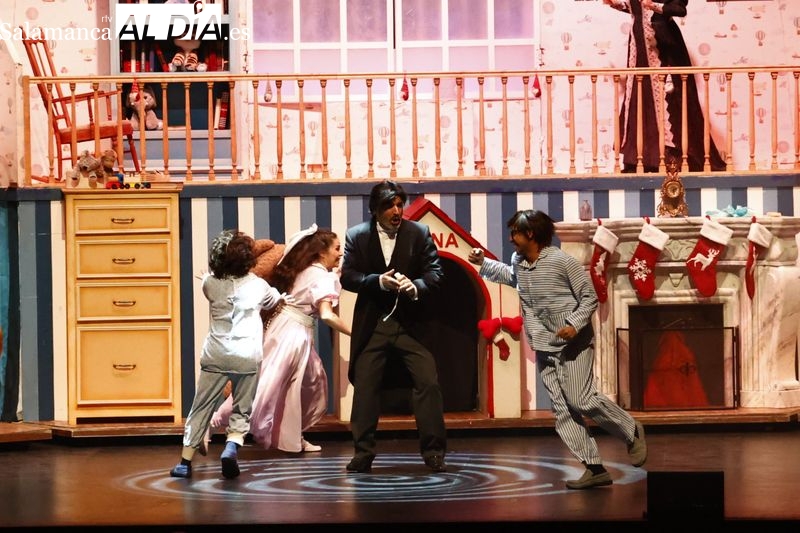 Niños y mayores disfrutan de Peter, el musical en Salamanca