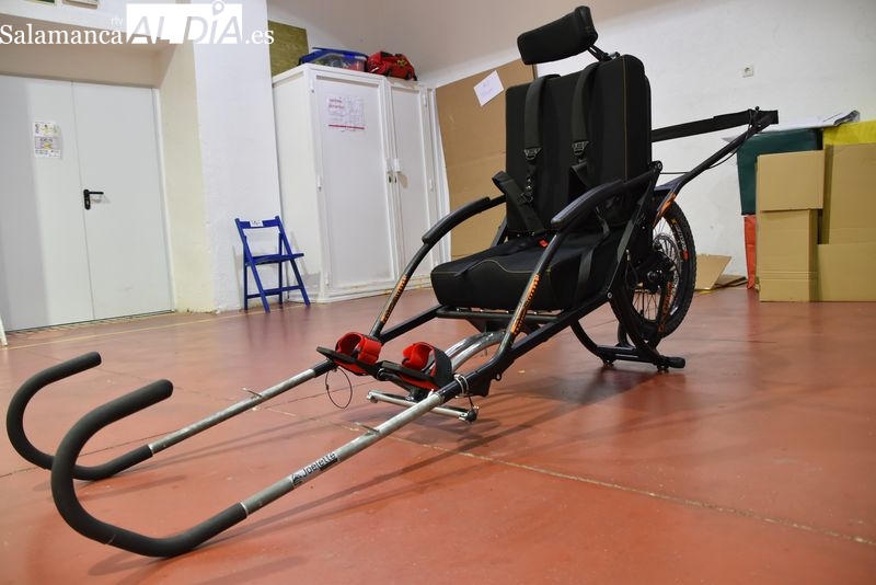 Una silla adaptada para correr en la San Silvestre Salmantina