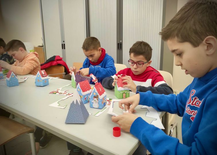 Los más pequeños de Carbajosa disfrutan en un taller de decoración