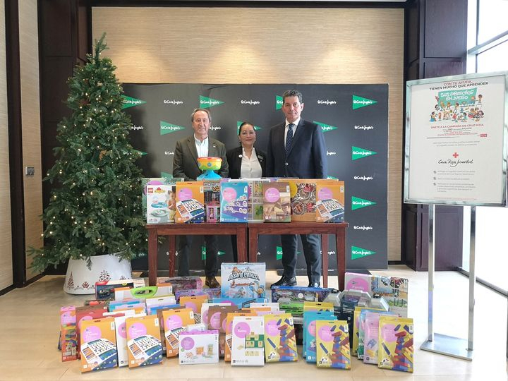 El Corte Inglés de Salamanca entrega a Cruz Roja los juguetes donados por sus clientes y empleados 