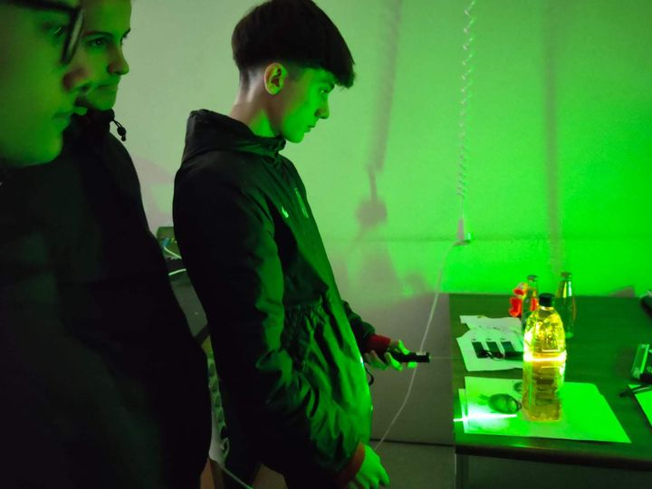 Los alumnos del Colegio San Juan Bosco visitan los laboratorios de láseres de la USAL