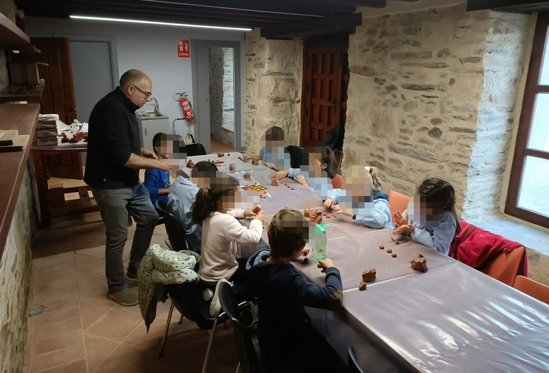 Aprendizaje y diversión en el taller de cerámica