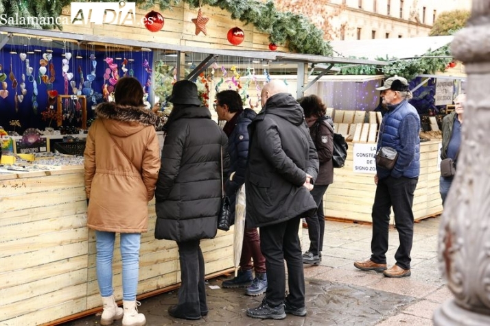 La lluvia y el frío no frenan a los salmantinos que deciden disfrutar del día en el centro de la ciudad