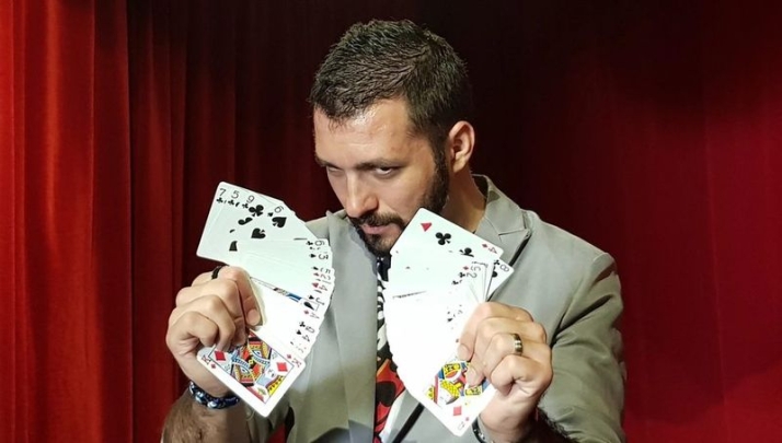 Mago, cuenta cuentos o karaoke a favor de la Asociación Síndrome de Turner