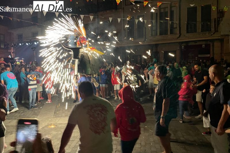 Un toro de fuego con buscapiés recibirá al año 2023