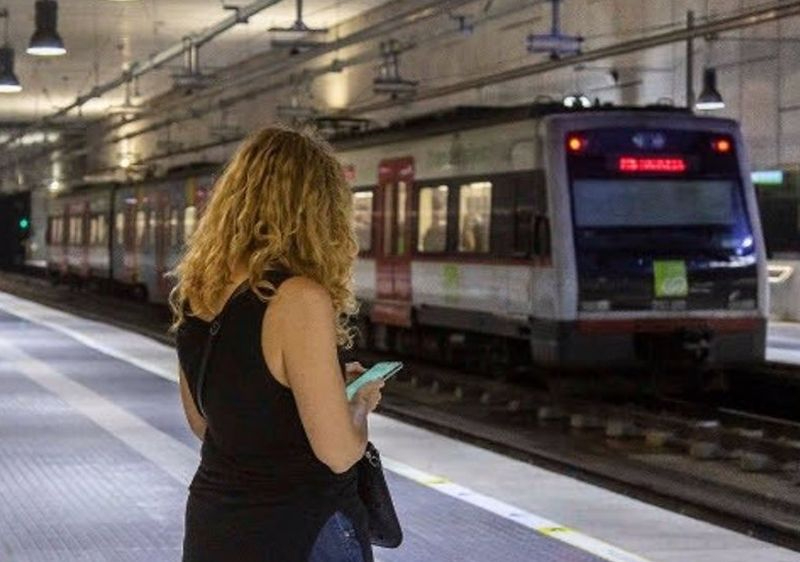 Cerca de 70 pasajeros lesionados tras el choque de dos trenes en Barcelona