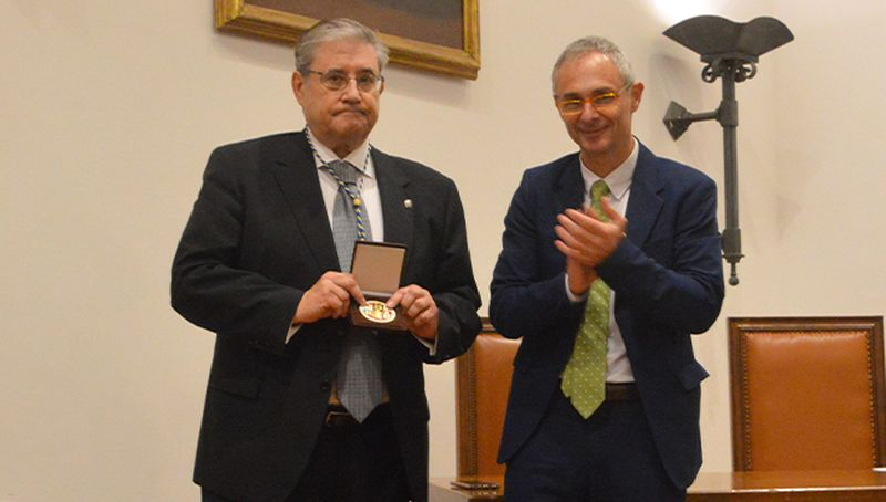 La Universidad de Salamanca entrega su medalla a la Real Academia de Medicina