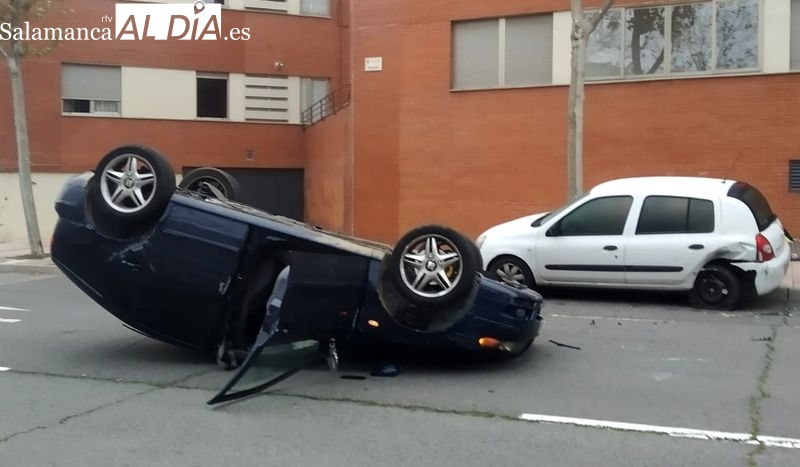 Espectacular vuelco de un coche en el barrio del Zurguén