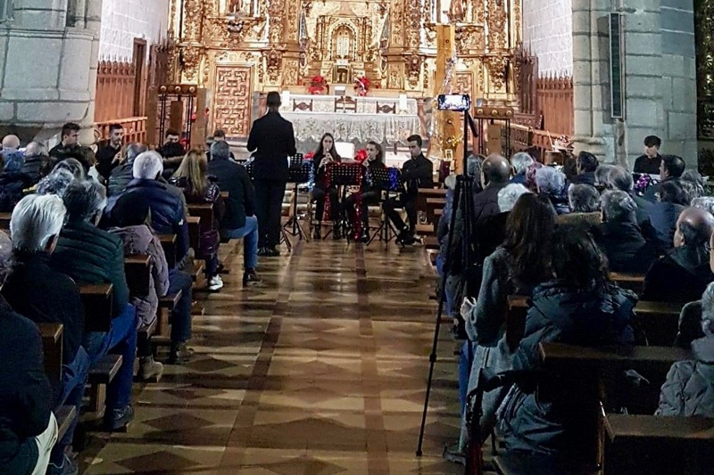 Animado y variado concierto de Navidad en Macotera ofrecido por la Escuela de Dulzaina 