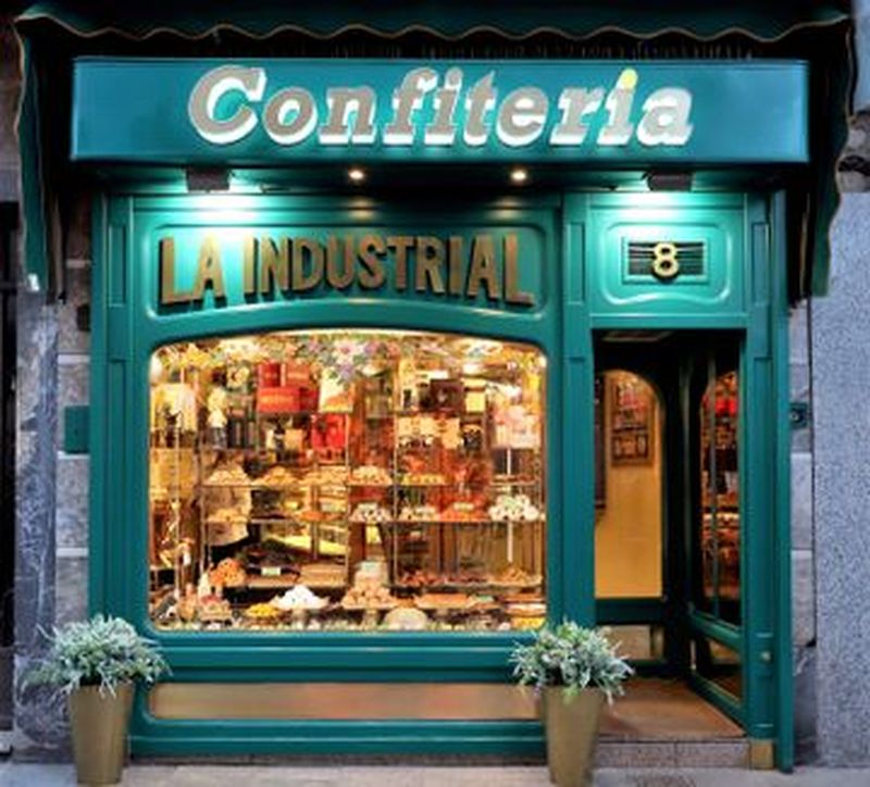 El agua de azahar no puede faltar en un roscón, cuentan desde la confitería La Industrial