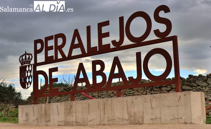 Peralejos de Abajo da la bienvenida a sus visitantes con su nombre en acero corten