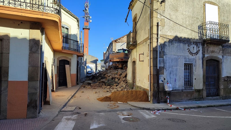 El Ayuntamiento de Vitigudino inicia la demolición de un edificio declarado en ruina / CORRAL