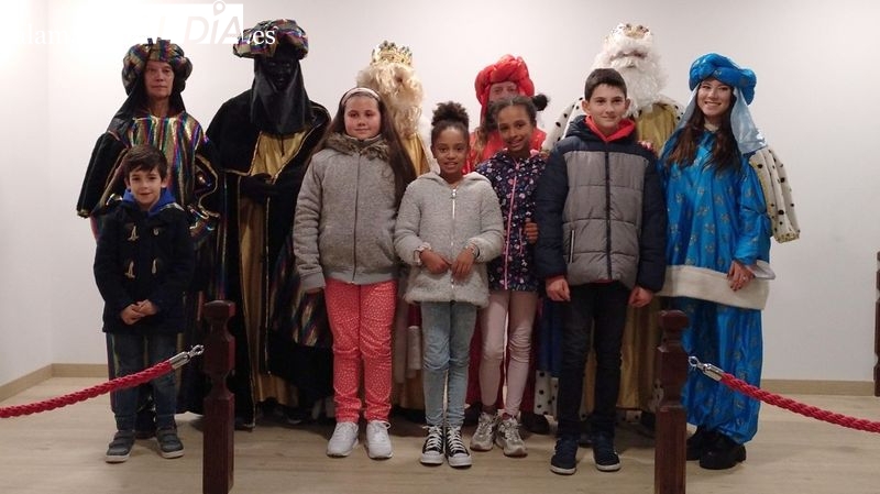 Niños y Mayores reciben con emoción la visita de los Reyes Magos en Bañobárez