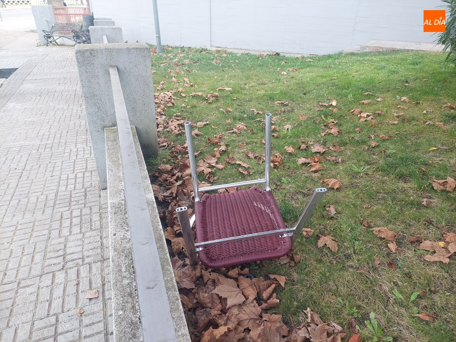 Una silla de hostelería ‘perdida’, entre los rastros callejeros de la Nochevieja