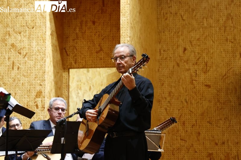 La Rondalla Salamanca llena el C.M.I Julián Sánchez El Charro