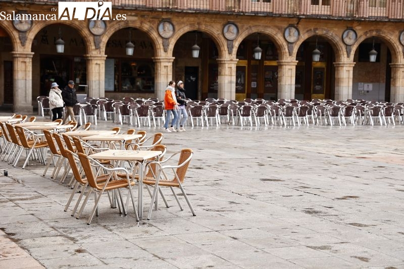 Un tiempo desapacible deja el centro semivacío